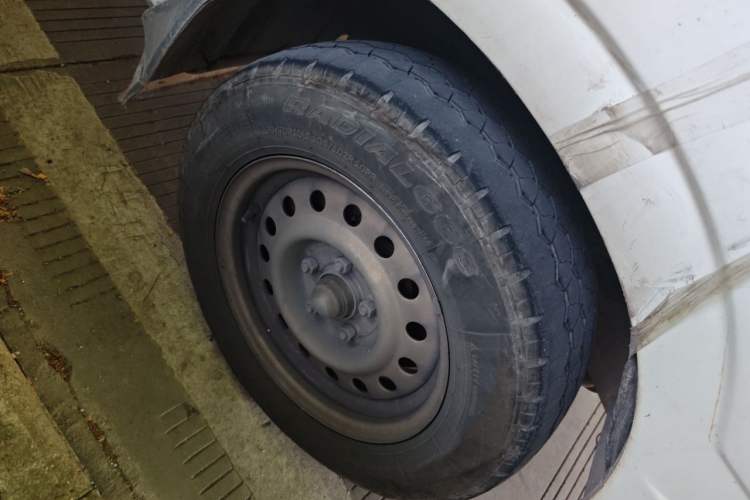 Used Golden Dragon Hiace  Right Front Wheel Hub