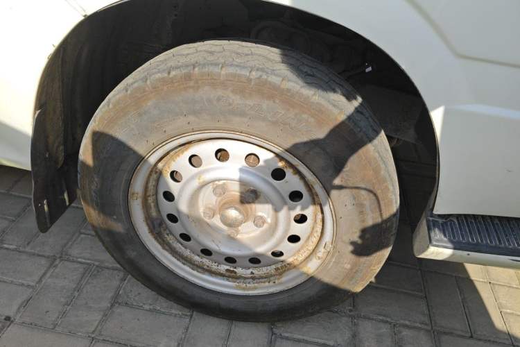 Used Golden Dragon Hiace  Right Front Wheel Hub