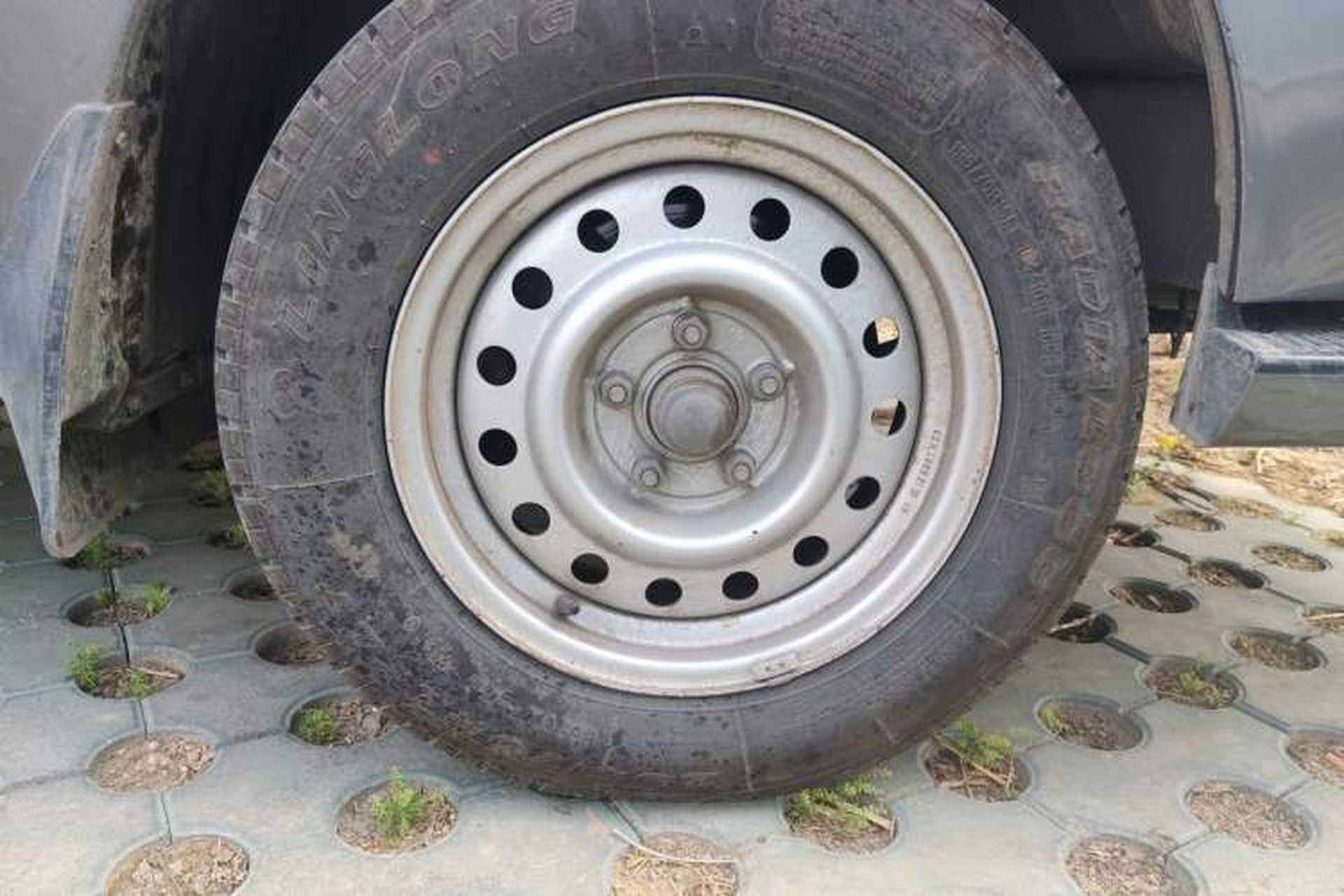 Used Golden Dragon Hiace  Right Front Wheel Hub