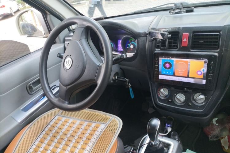 Used Golden Dragon Hiace New Energy 2021 Longyun GLE550 4421 mm long with a 41.86 kWh battery Center Console