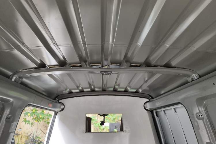 Used Golden Dragon Hiace New Energy 2021 Longyun GLE550 4421 mm long with a 41.86 kWh battery Headliner