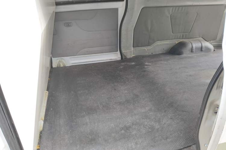Used Golden Dragon Hiace New Energy 2021 Longyun GLE550 4421 mm long with a 41.86 kWh battery Left Rear Seat