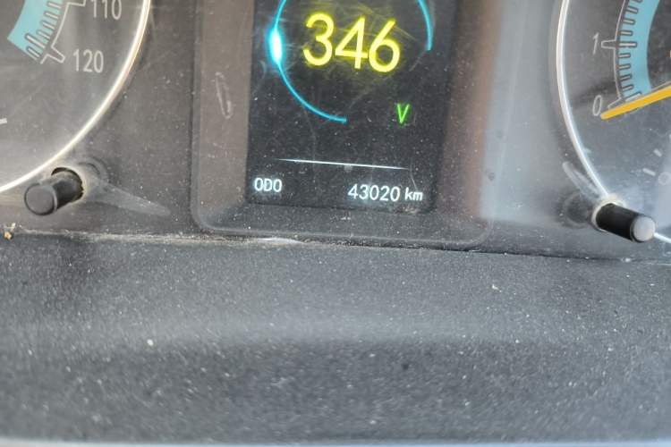 Used Golden Dragon Hiace New Energy 2021 Longyun GLE850 High-Roof Model 50.23 kWh Odometer Close Up