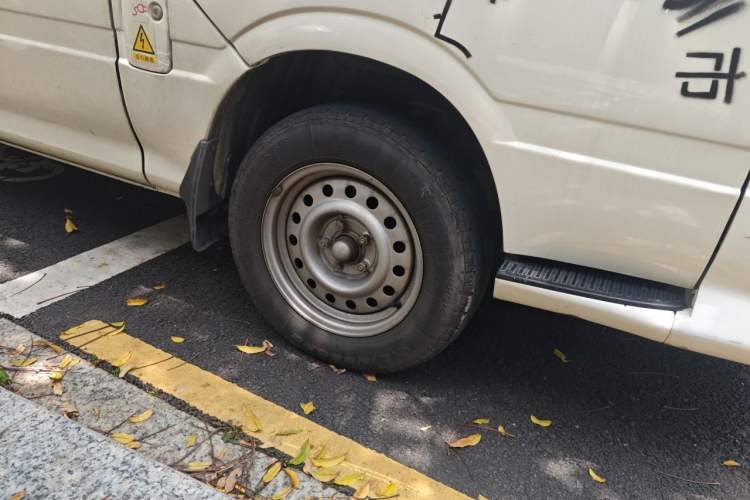 Used Golden Dragon Hiace New Energy 2021 Longyun GLE850 Mid-Roof 50.23 kWh Right Front Wheel Hub