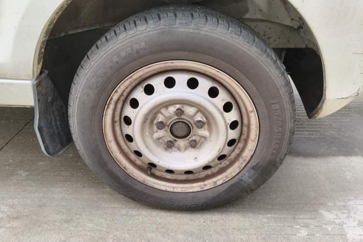 Used Golden Dragon Hiace New Energy 2021 Longyun GLE550 4421 mm long with a 41.86 kWh battery Right Front Wheel Hub