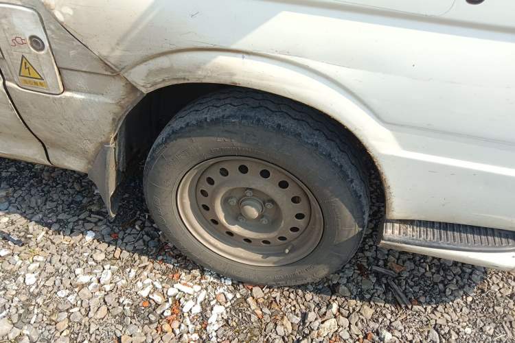 Used Golden Dragon Hiace New Energy 2021 Longyun GLE850 Low-Roof Model 41.86 kWh Right Front Wheel Hub