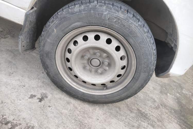 Used Golden Dragon Hiace New Energy 2021 Longyun GLE550 4421 mm long with a 41.86 kWh battery Right Front Wheel Hub