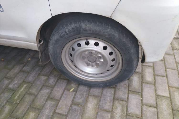 Used Golden Dragon Hiace New Energy 2021 Longyun GLE550 4421 mm long with a 41.86 kWh battery Right Front Wheel Hub