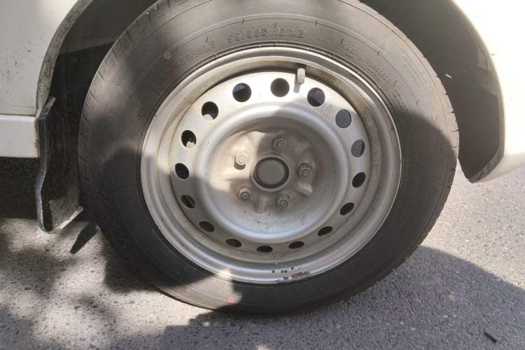 Used Golden Dragon Hiace New Energy 2021 Longyun GLE550 4421 mm long with a 41.86 kWh battery Right Front Wheel Hub