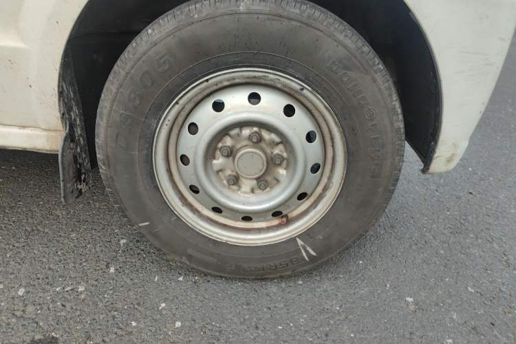 Used Golden Dragon Hiace New Energy 2023 Longyun GLE570 41.86 kWh Right Front Wheel Hub