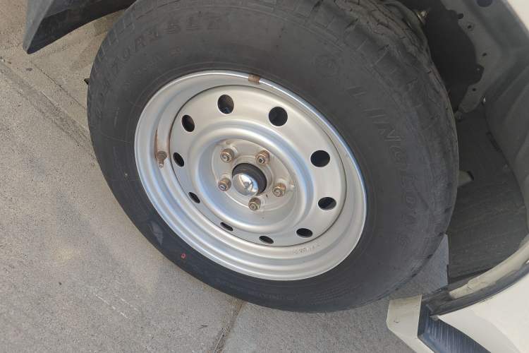 Used Golden Dragon Hiace New Energy 2023 Longyun GLE850 50.38 kWh Right Front Wheel Hub