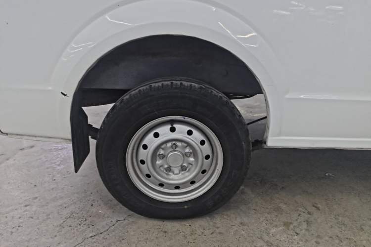 Used Golden Dragon Hiace New Energy 2023 Longyun GLE570 41.86 kWh Right Rear Wheel Hub