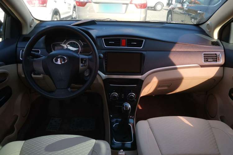 Used Great Wall C30 2013 New Vision Edition 1.5L Manual Fashion Model Center Console