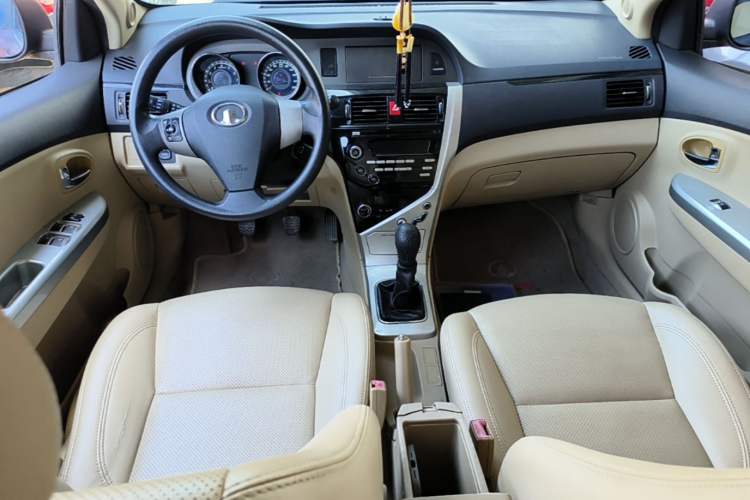 Used Great Wall C30 2013 1.5L Manual Luxury Model Center Console