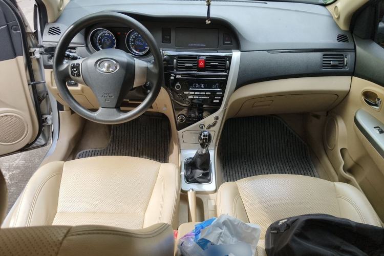 Used Great Wall C30 2013 1.5L Manual Luxury Model Center Console