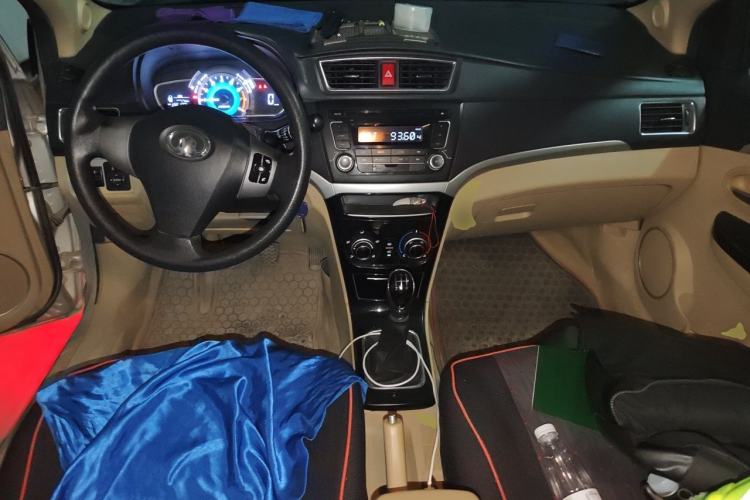 Used Great Wall C30 2013 New Vision Edition 1.5L Manual Fashion Model Center Console