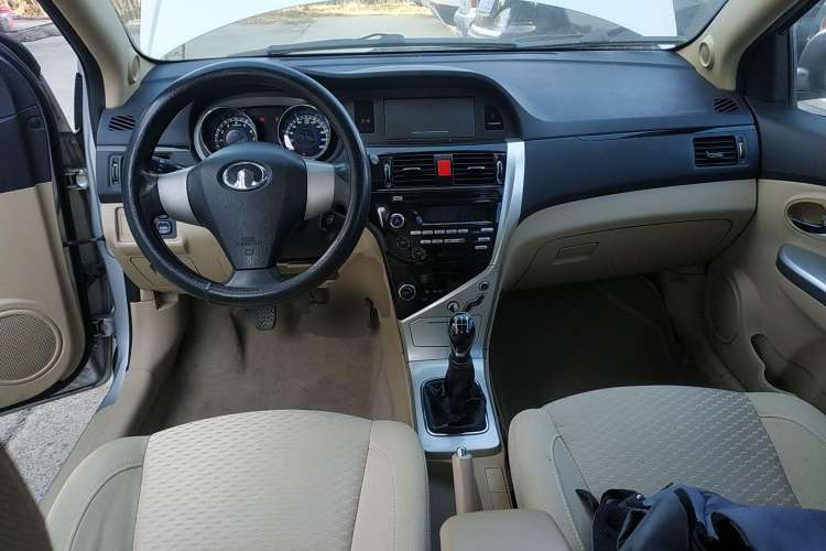 Used Great Wall C30 2013 1.5L Manual Comfort Model Center Console