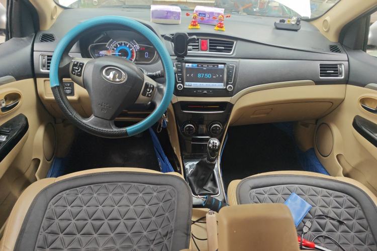 Used Great Wall C30 2013 New Vision Edition 1.5L Manual Fashion Model Center Console