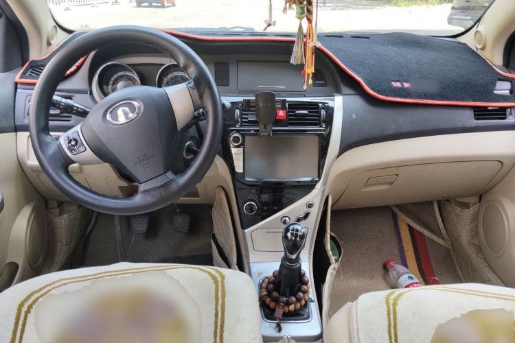Used Great Wall C30 2013 New Vision Edition 1.5L Manual Fashion Model Center Console