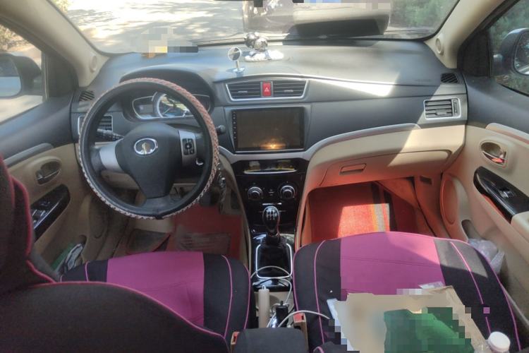 Used Great Wall C30 2013 New Vision Edition 1.5L Manual Fashion Model Center Console