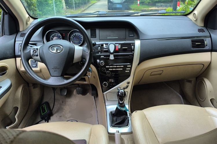 Used Great Wall C30 2013 1.5L Manual Luxury Model Center Console