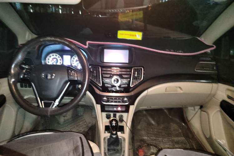Used Great Wall C30 2015 1.5L Manual Luxury Model Center Console
