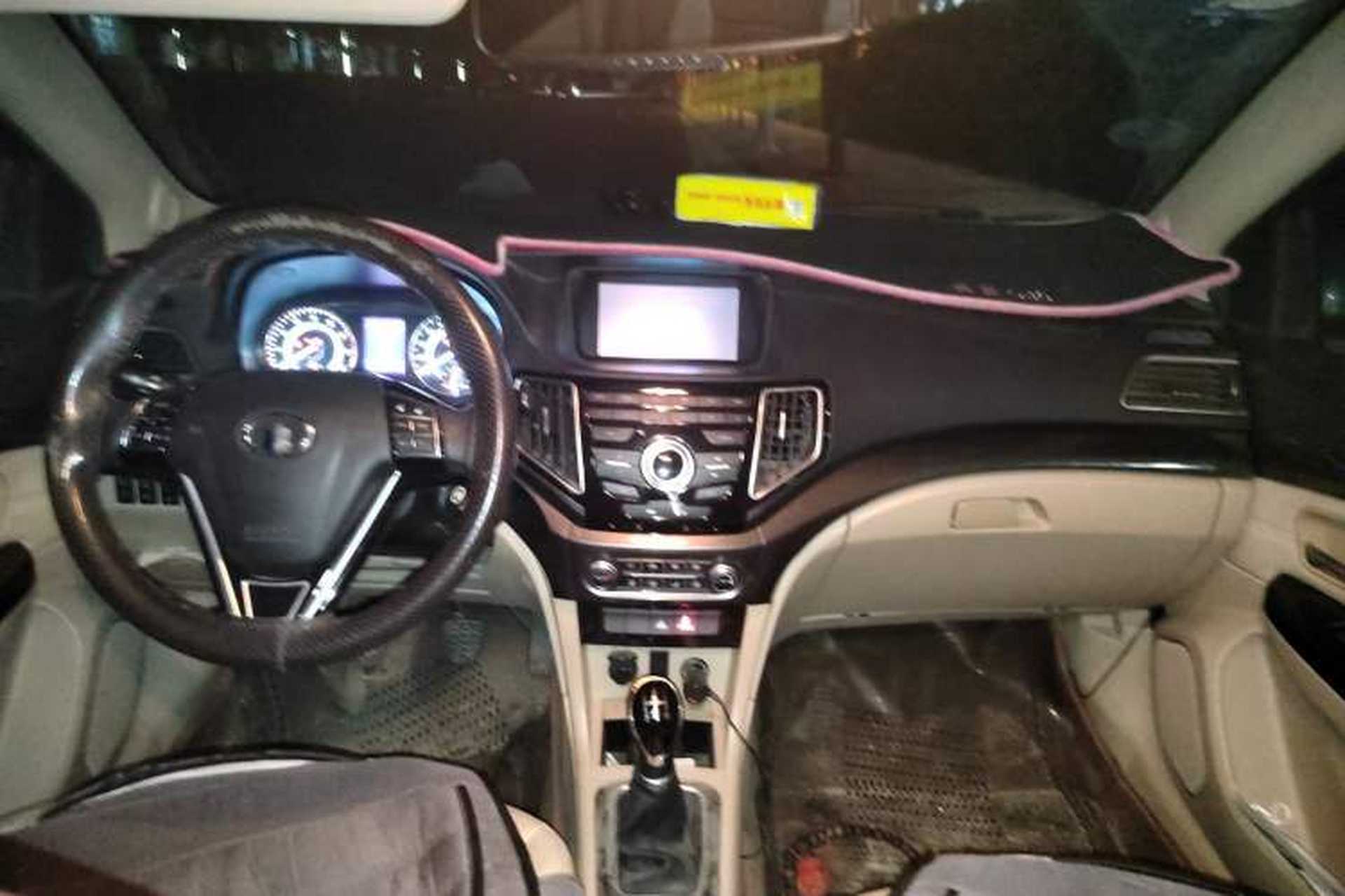 Used Great Wall C30 2015 1.5L Manual Luxury Model Center Console