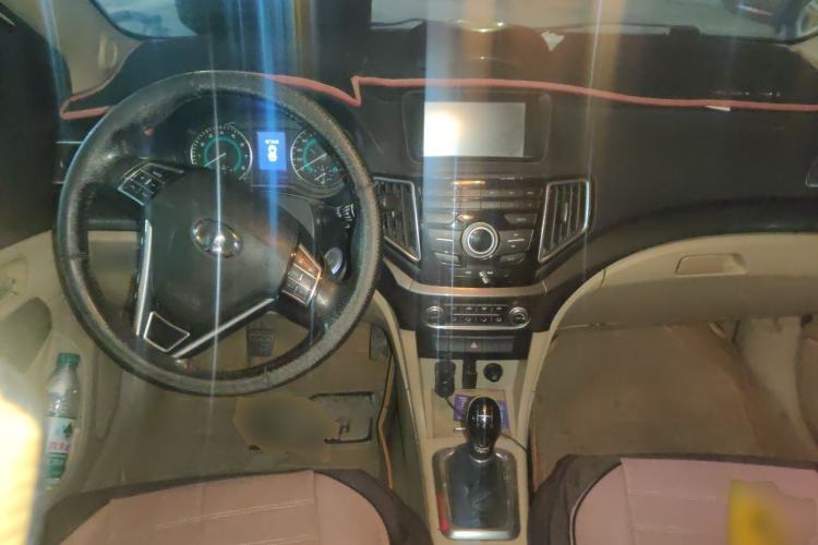 Used Great Wall C30 2015 1.5L Manual Comfort Model Center Console