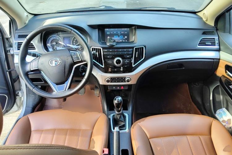Used Great Wall C30 2016 1.5L Manual Luxury Model Center Console