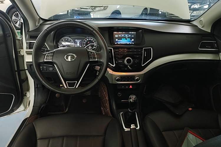 Used Great Wall C30 2016 1.5L Manual Luxury Model Center Console