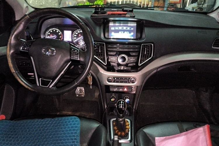 Used Great Wall C30 2016 1.5L Manual Luxury Model Center Console