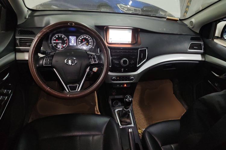 Used Great Wall C30 2016 1.5L Manual Luxury Model Center Console