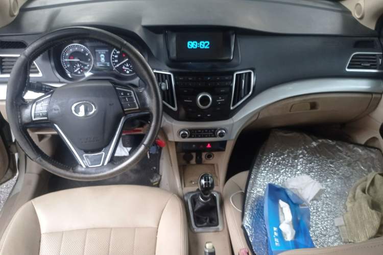 Used Great Wall C30 2016 1.5L Manual Luxury Model Center Console
