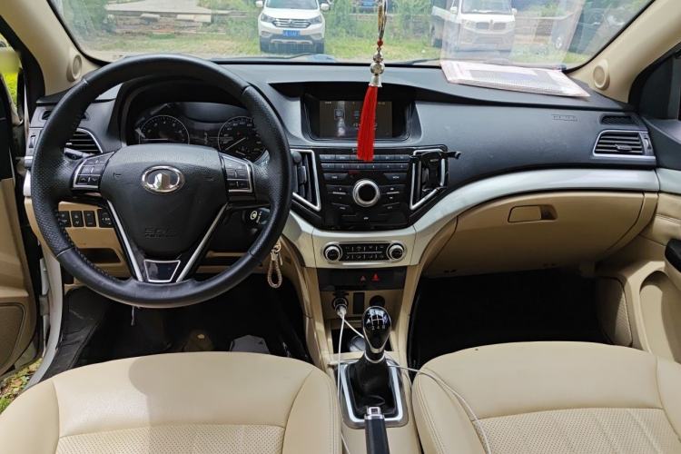 Used Great Wall C30 2016 1.5L Manual Comfort Model Center Console