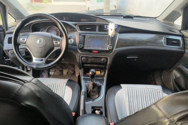 Used Great Wall C50 2014 Upgraded Model 1.5T Manual Comfort Version Center Console