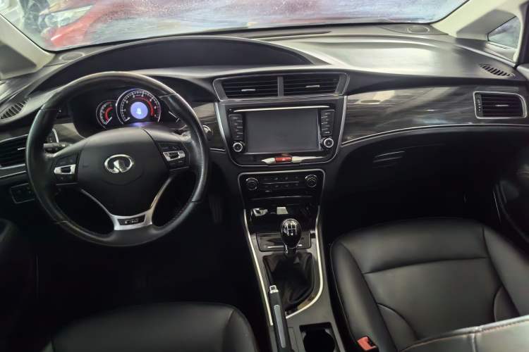 Used Great Wall C50 2014 Upgraded Model 1.5T Manual Fashion Edition Interior 1