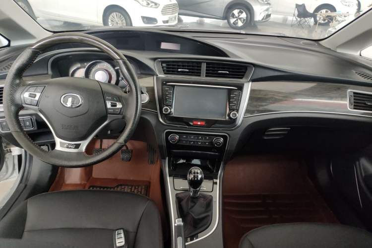 Used Great Wall C50 2014 Upgraded Model 1.5T Manual Elite Version Interior 3