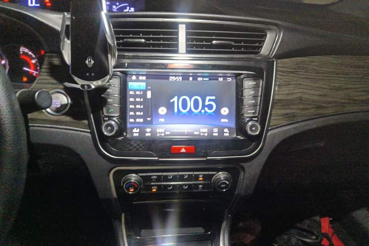Used Great Wall C50 2014 Upgraded Model 1.5T Manual Fashion Edition Audio And AC Panel