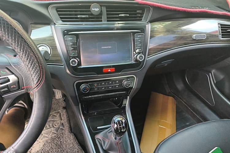 Used Great Wall C50 2014 Upgraded Model 1.5T Manual Fashion Edition Audio And AC Panel