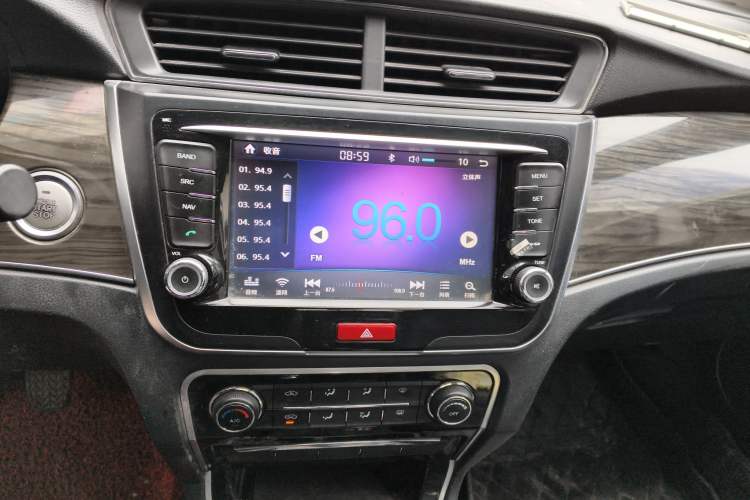 Used Great Wall C50 2014 Upgraded Model 1.5T Manual Fashion Edition Audio And AC Panel