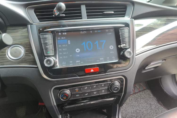 Used Great Wall C50 2014 Upgraded Model 1.5T Manual Fashion Edition Audio And AC Panel