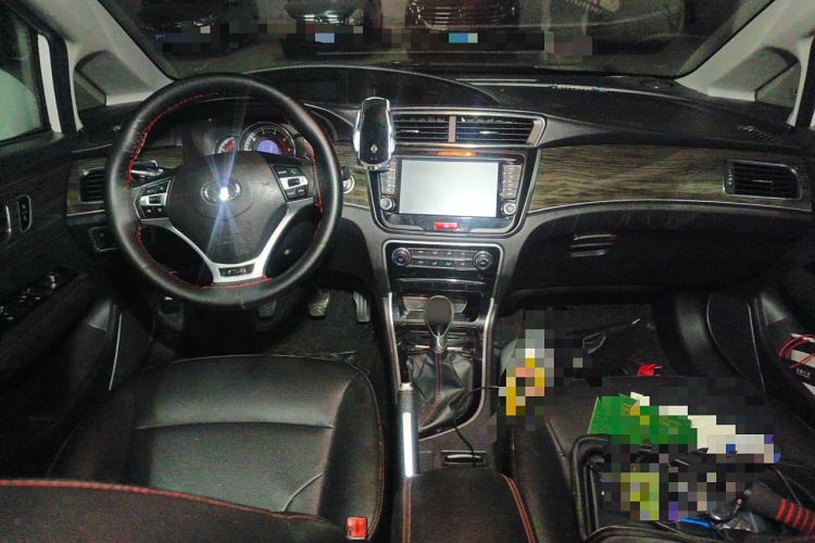 Used Great Wall C50 2014 Upgraded Model 1.5T Manual Fashion Edition Center Console