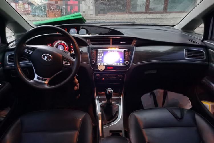Used Great Wall C50 2014 Upgraded Model 1.5T Manual Comfort Version Center Console