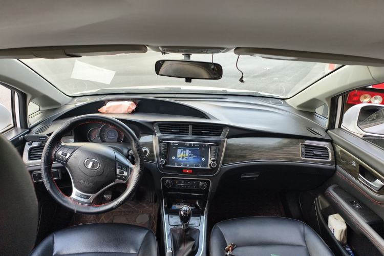 Used Great Wall C50 2014 Upgraded Model 1.5T Manual Fashion Edition Center Console