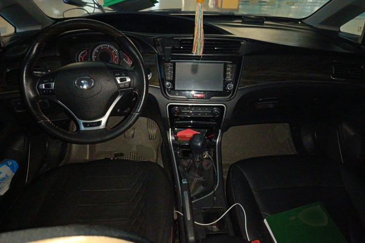 Used Great Wall C50 2014 Upgraded Model 1.5T Manual Fashion Edition Center Console