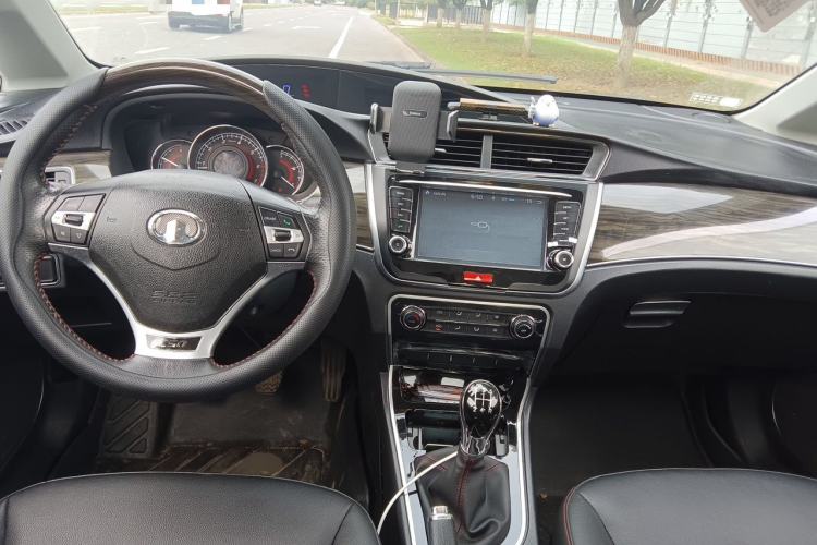 Used Great Wall C50 2014 Upgraded Model 1.5T Manual Fashion Edition Center Console