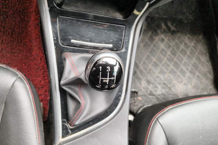 Used Great Wall C50 2014 Upgraded Model 1.5T Manual Fashion Edition Gear Lever