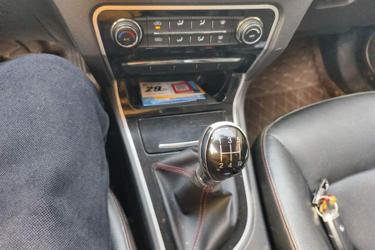 Used Great Wall C50 2014 Upgraded Model 1.5T Manual Fashion Edition Gear Lever