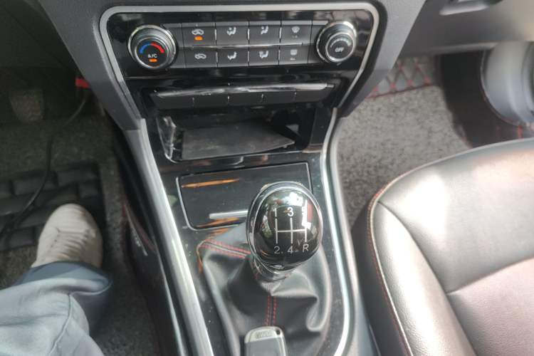Used Great Wall C50 2014 Upgraded Model 1.5T Manual Fashion Edition Gear Lever