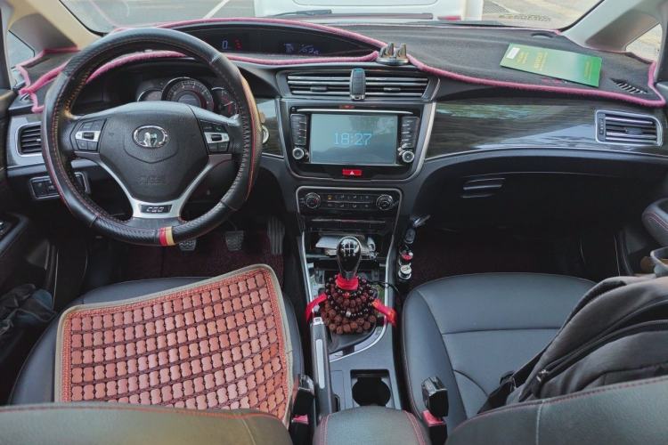 Used Great Wall C50 2016 1.5T Manual Fashion Edition Center Console